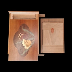 Himitsu-Bako: 4 Sun 27 Steps Flowers and Sayagata – View of the open box featuring marquetry with a design of two tulips