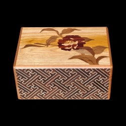 Himitsu-Bako: 4 Sun 27 Steps Flowers and Sayagata – Aerial view of the front featuring a camellia in marquetry