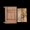 Vista de la caja abierta con la firma en rojo del taller Izumiya y la tapa con marquetería con motivo de una camelia