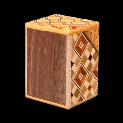 Himitsu-Bako : Mame 18 Steps "Hexagone" - Vue de la face secondaire en bois foncé en biais et des côtés motif koyosegi