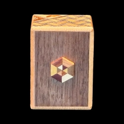 Himitsu-Bako: Mame 18 Steps «Hexágono» - Vista de la parte frontal de madera oscura y del botón con forma de hexágono