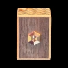Himitsu-Bako : Mame 18 Steps "Hexagone" - Vue de la face principale en bois foncé et du bouton en forme d'hexagone