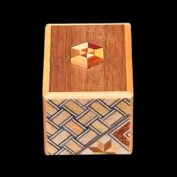 Himitsu-Bako : Mame 18 Steps "Hexagone" - Vue aérienne de la face principale avec bouton en forme d'hexagone et côté koyosegi