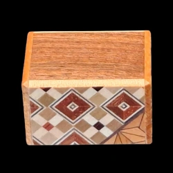 Mame 18 Steps „Hexagone“ – Luftaufnahme der Rückseite aus dunklem Holz und einer Seite mit „Koyosegi“-Intarsien