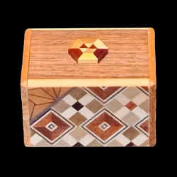 Himitsu-Bako : Mame 18 Steps "Hexagone" - Vue aérienne de la face principale avec bouton en forme d'hexagone