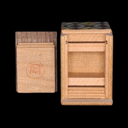 Himitsu-Bako : Mame 18 Steps "Hexagone" - Vue de la boîte ouverte avec la signature de Hiroyuki Oka en rouge